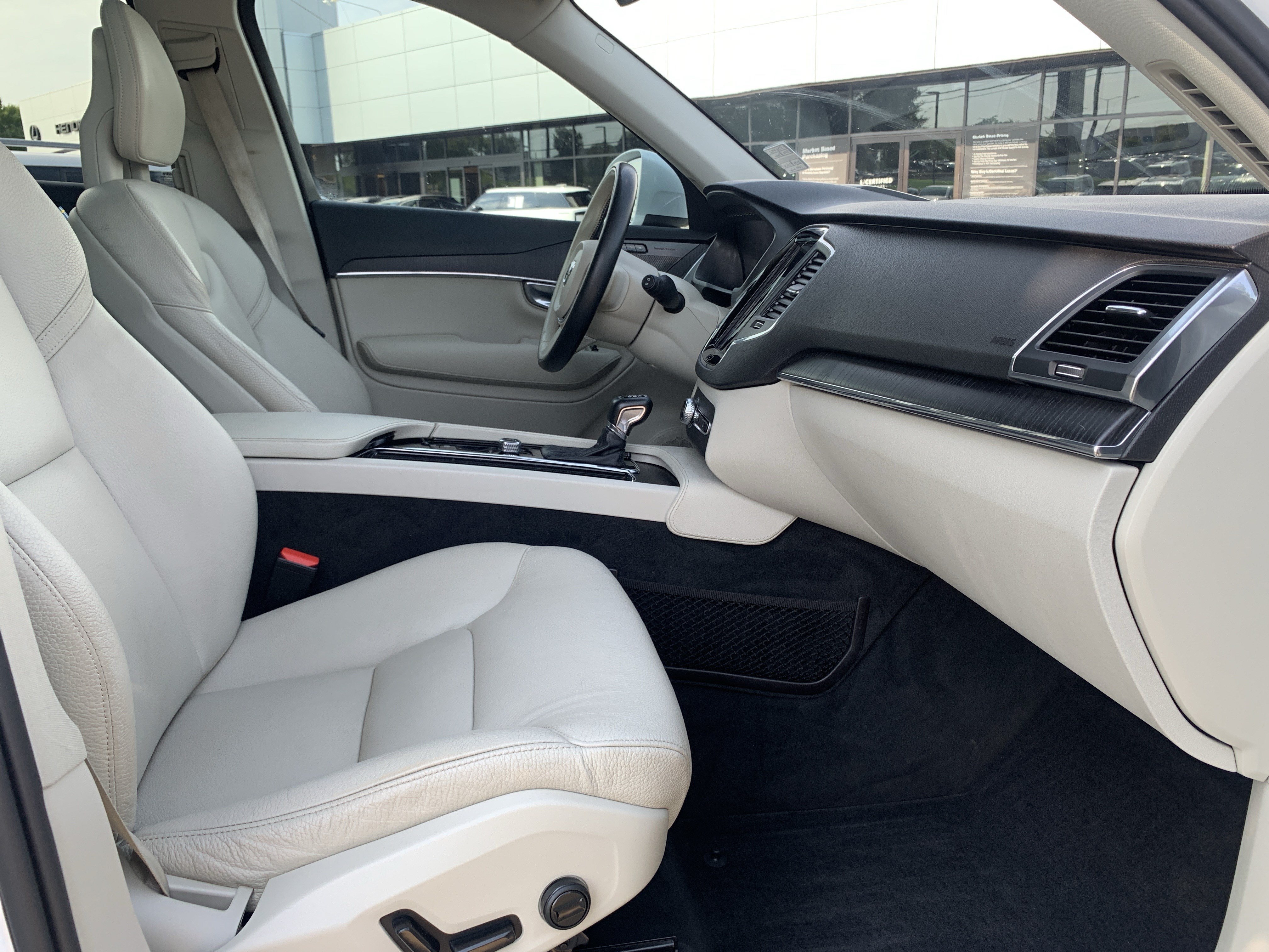 Used 2020 Volvo XC90 T6 Momentum w/ Protection Package AWD/4WD image 35