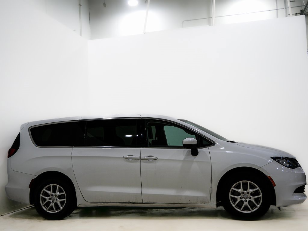 Used 2017 Chrysler Pacifica LX image 4