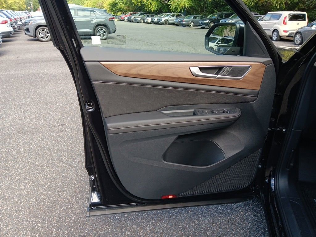 Used 2025 Volkswagen Atlas SE image 11