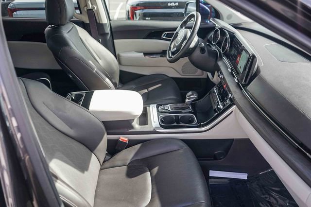 Used 2024 Kia Carnival EX image 17