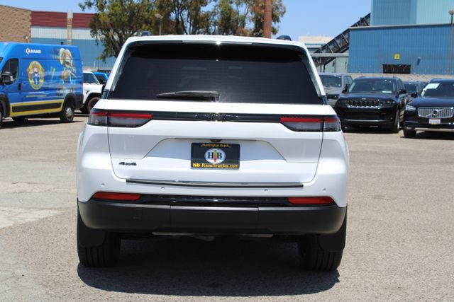 Used 2023 Jeep Grand Cherokee Altitude AWD/4WD image 4