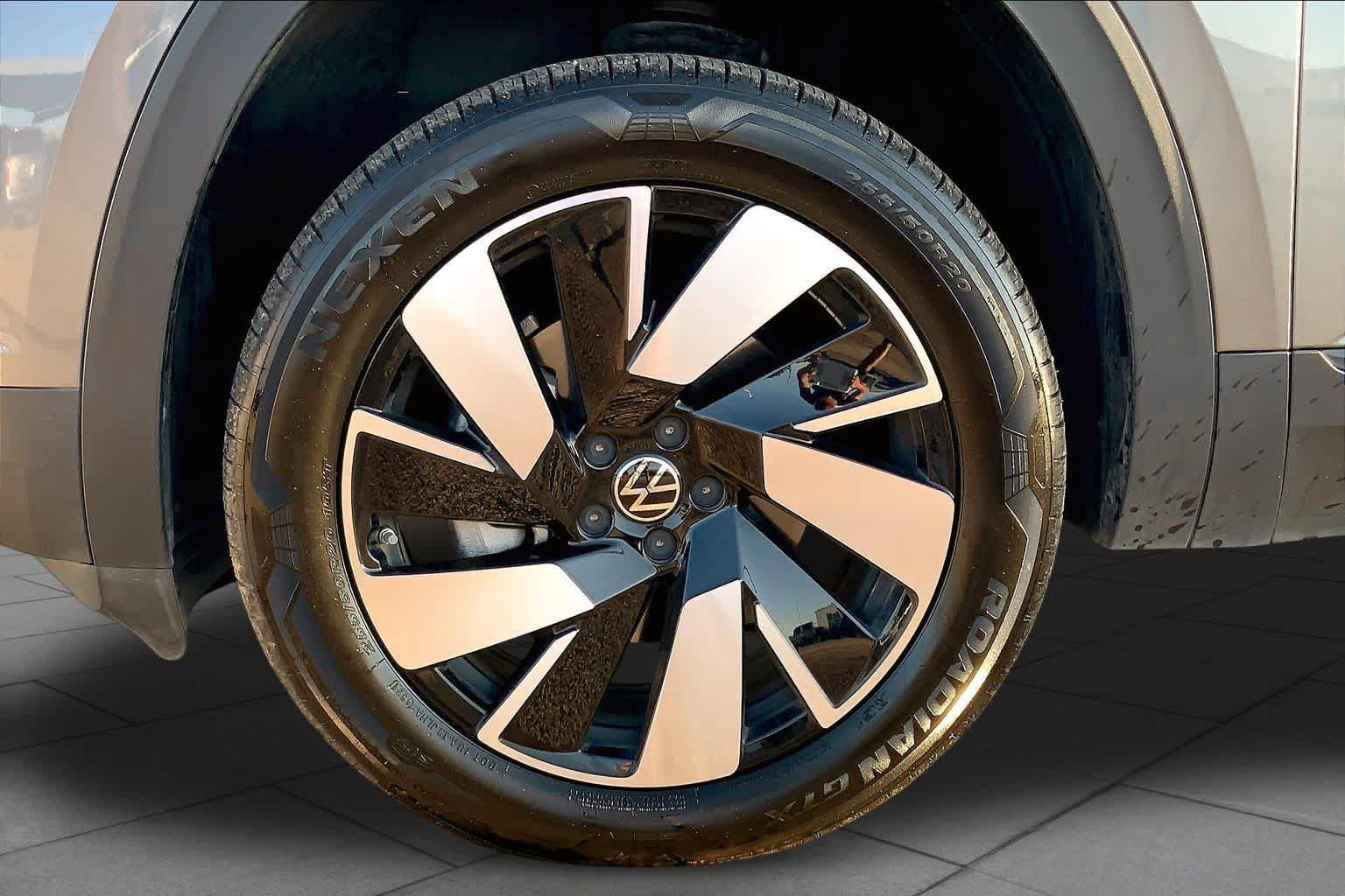 Used 2025 Volkswagen Atlas Cross Sport SE FWD image 11