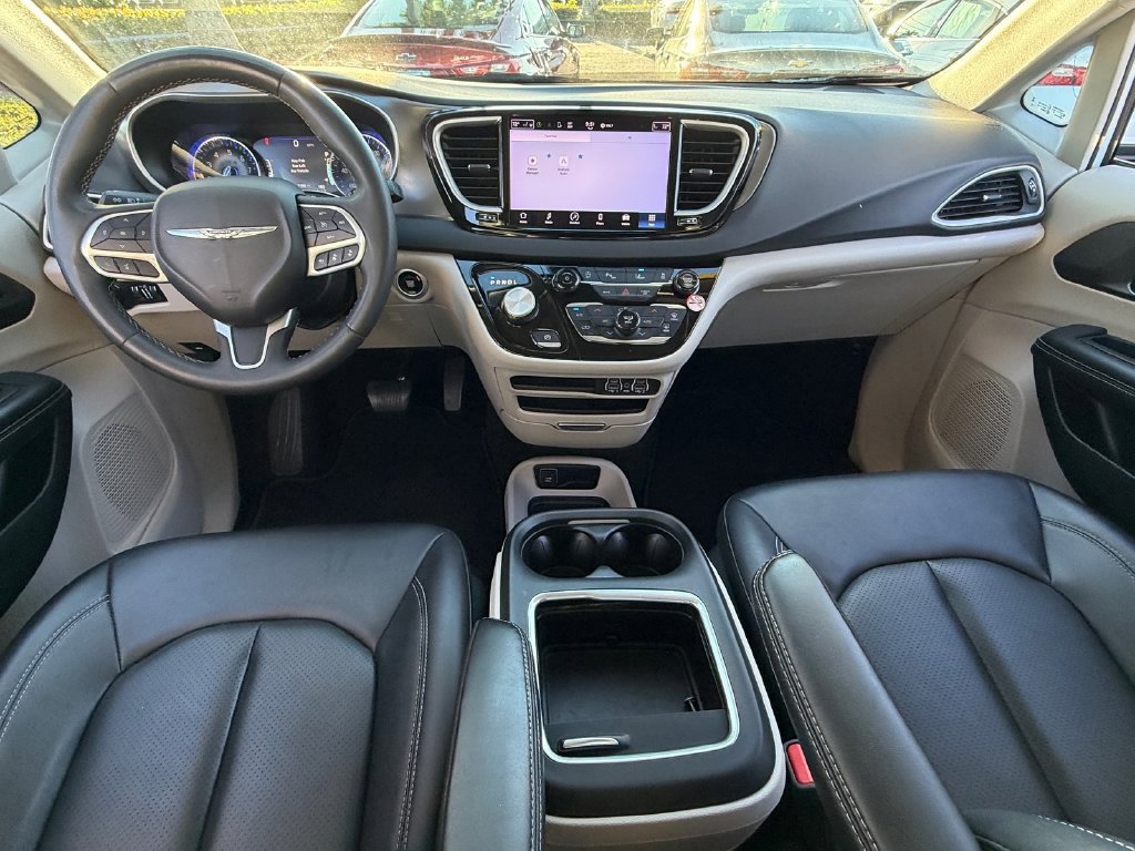 Used 2024 Chrysler Pacifica Touring-L FWD image 15