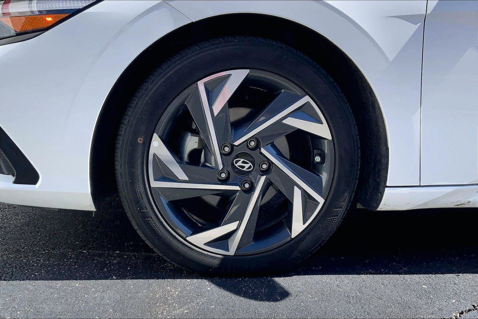 Used 2024 Hyundai Elantra SEL w/ Convenience Package image 8