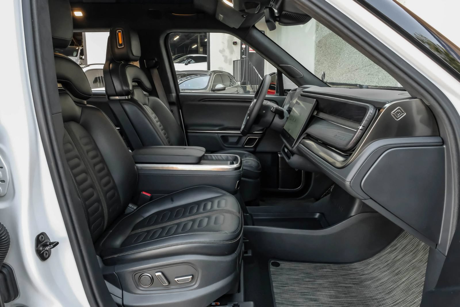 Used 2024 Rivian R1S Adventure AWD/4WD image 43