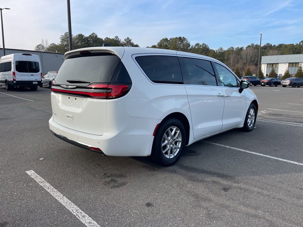 Used 2024 Chrysler Pacifica Touring-L image 8