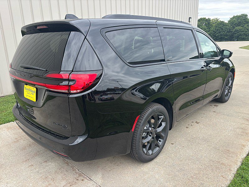 New 2027 Chrysler Pacifica Limited AWD/4WD image 4