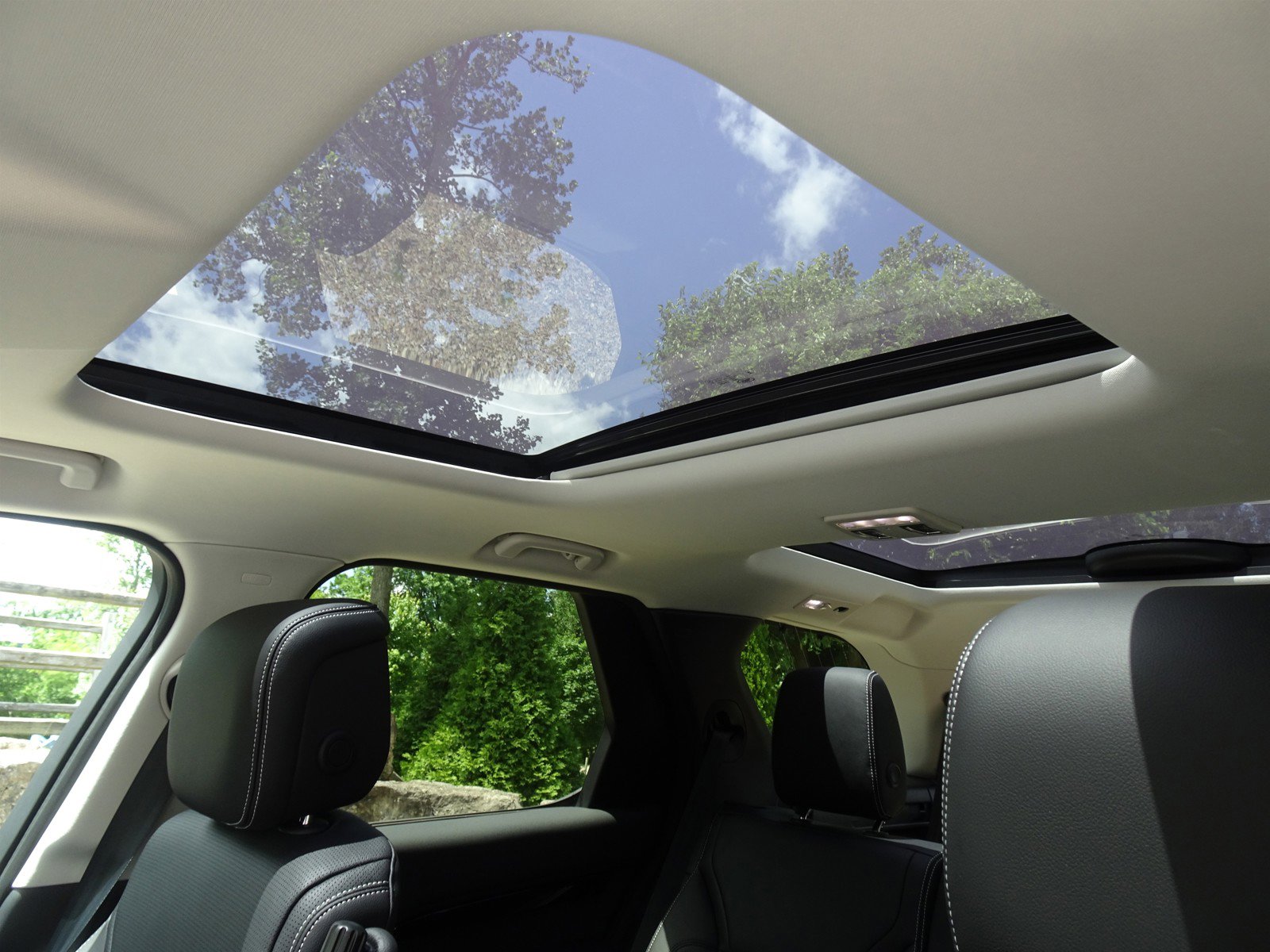 New 2024 Land Rover Discovery S image 5