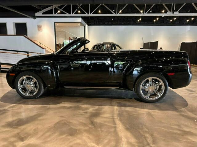 Used 2006 Chevrolet SSR w/ Preferred Equipment Group RWD image 3