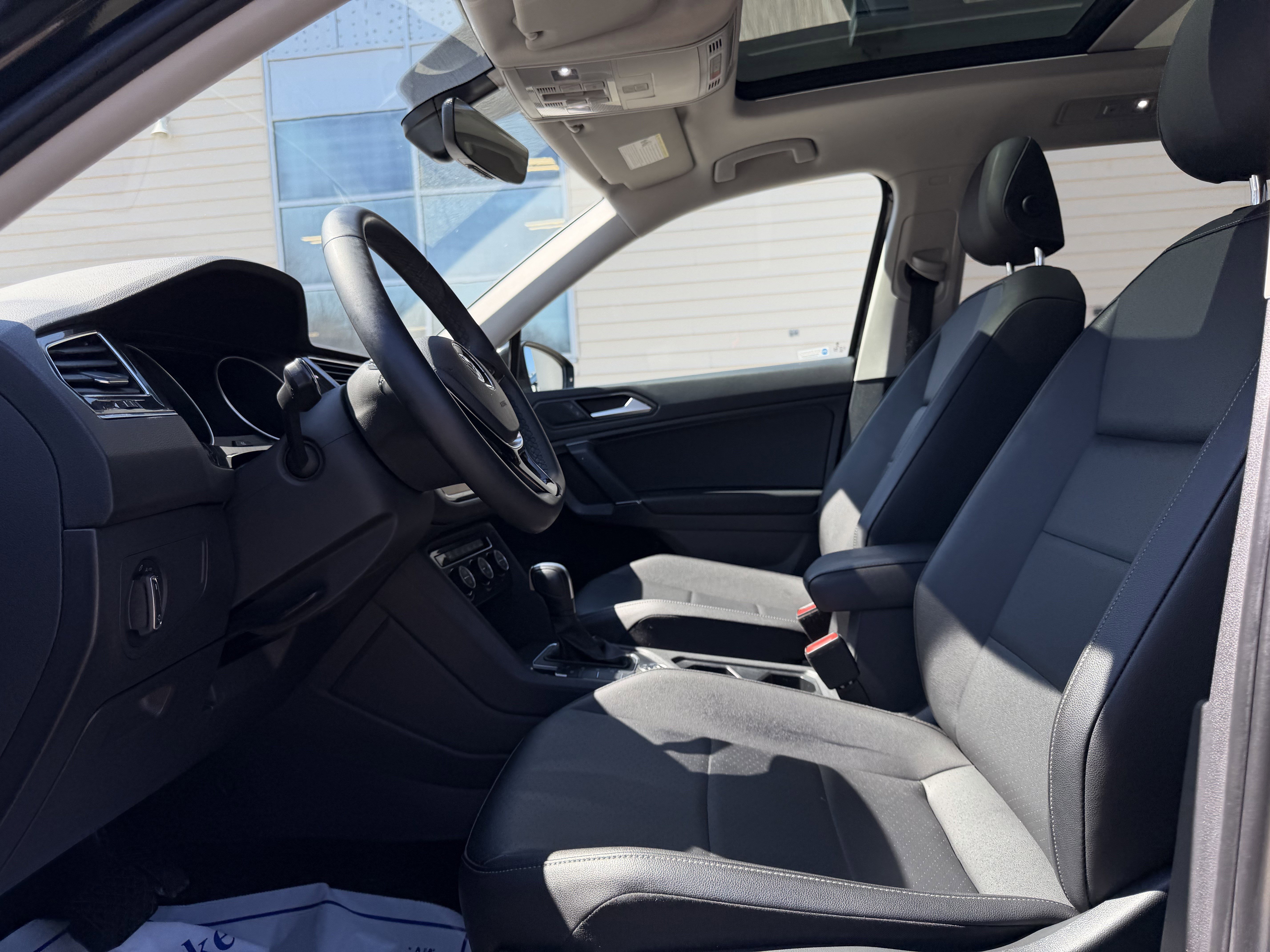 Used 2020 Volkswagen Tiguan SE w/ Panoramic Sunroof Package image 15