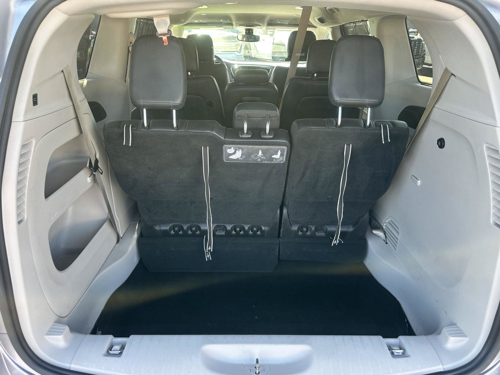 Used 2018 Chrysler Pacifica Touring-L FWD image 18