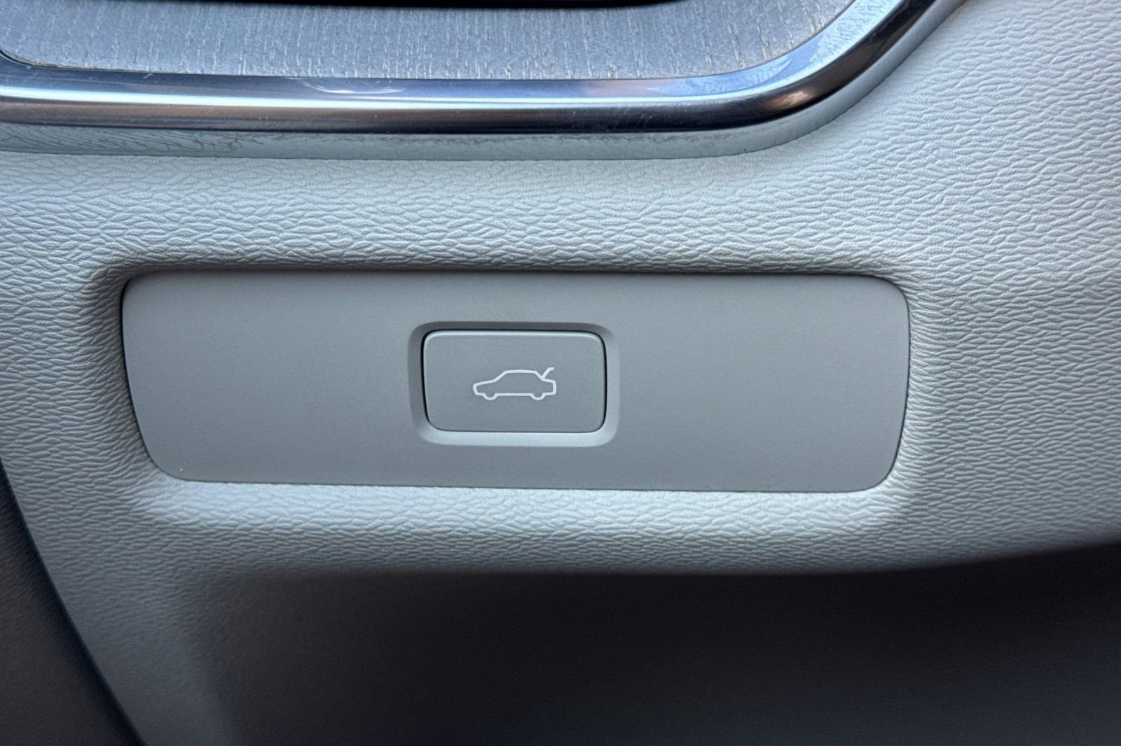 Used 2025 Volvo V60 B5 Cross Country Ultra w/ Protection Package Premier image 32