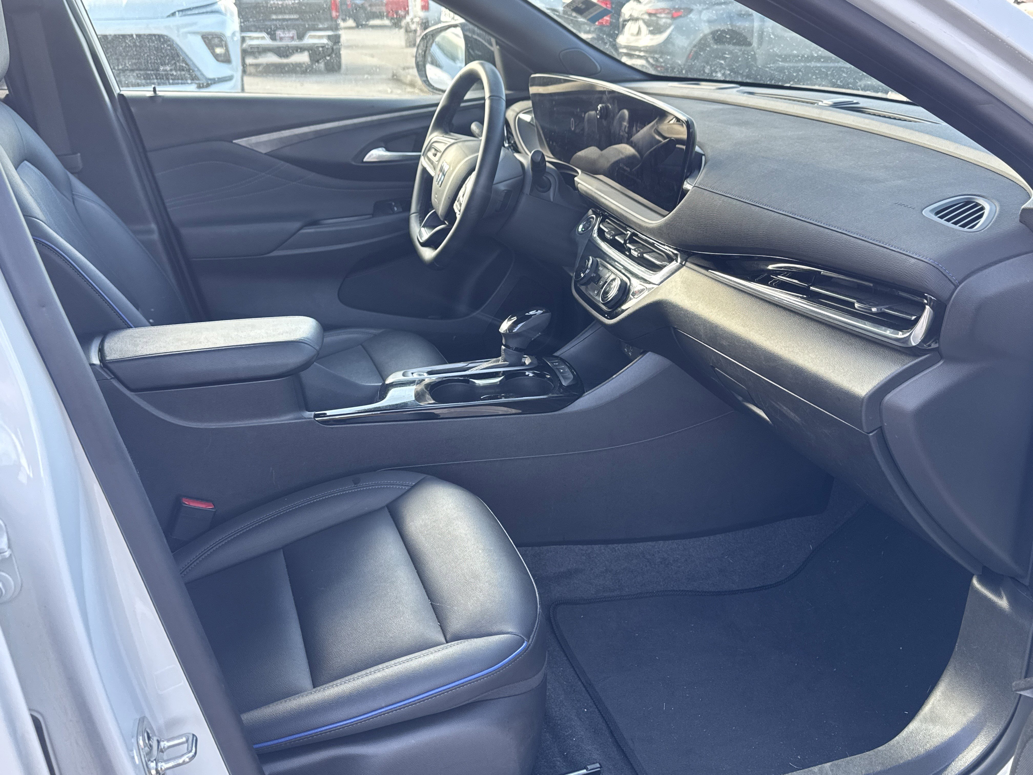 Used 2025 Buick Envista Sport Touring image 11