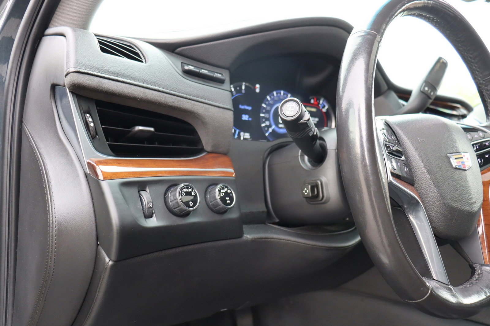 Used 2019 Cadillac Escalade Luxury AWD/4WD image 29