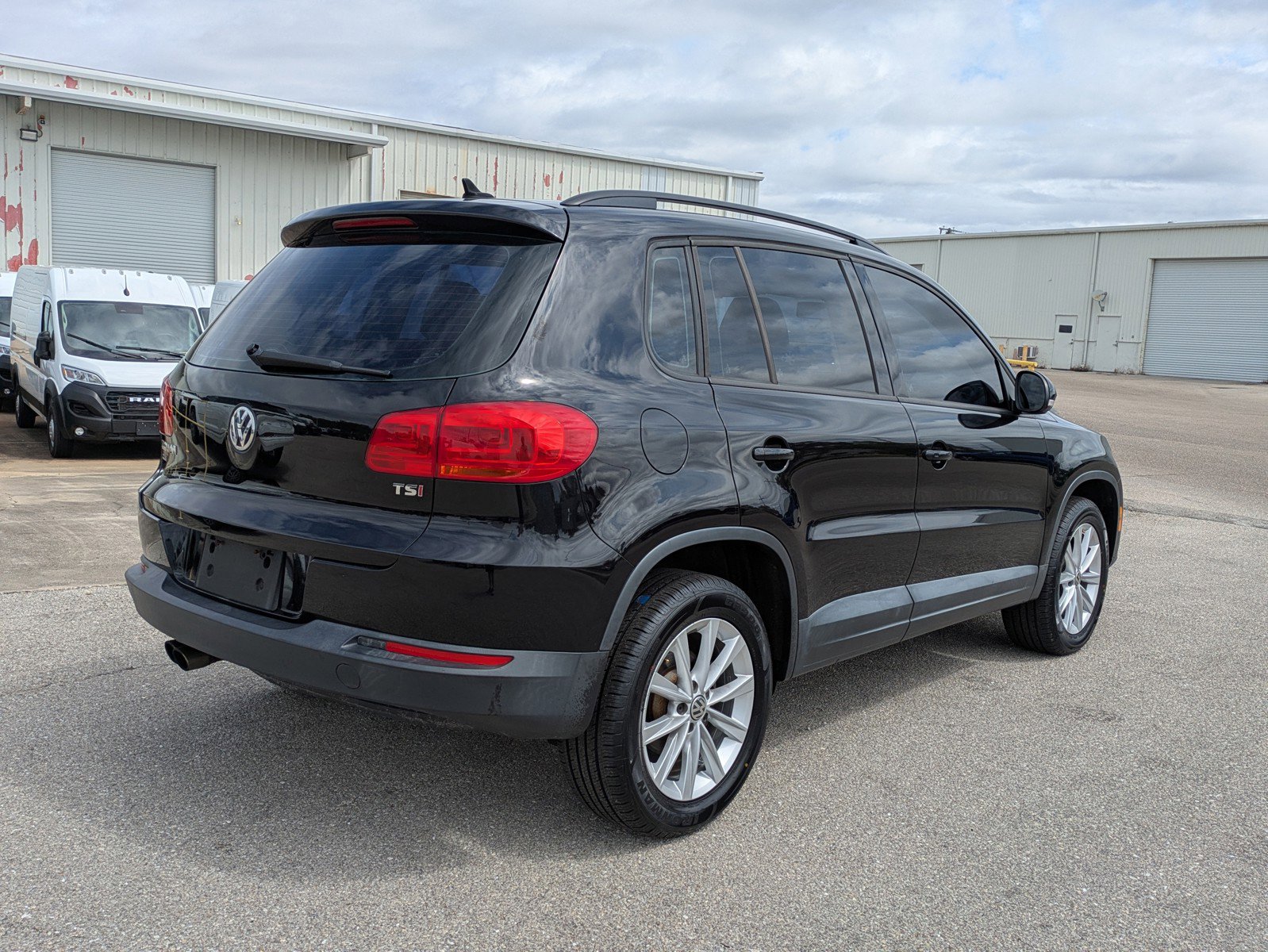 Used 2017 Volkswagen Tiguan S image 4