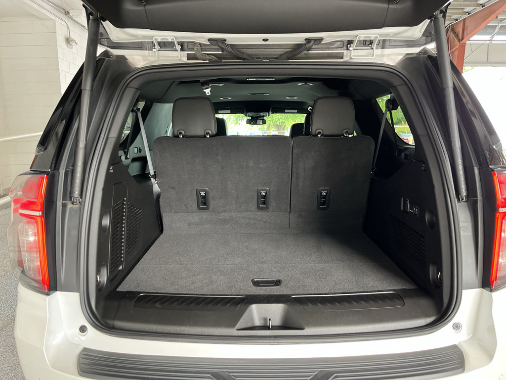 Used 2024 Chevrolet Suburban LT w/ Luxury Package RWD image 8