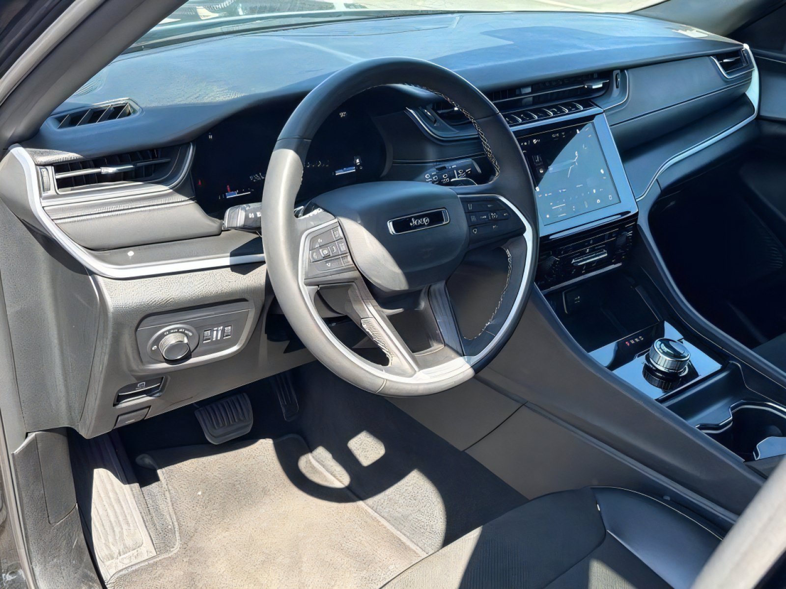 Used 2025 Jeep Grand Cherokee Altitude AWD/4WD image 21