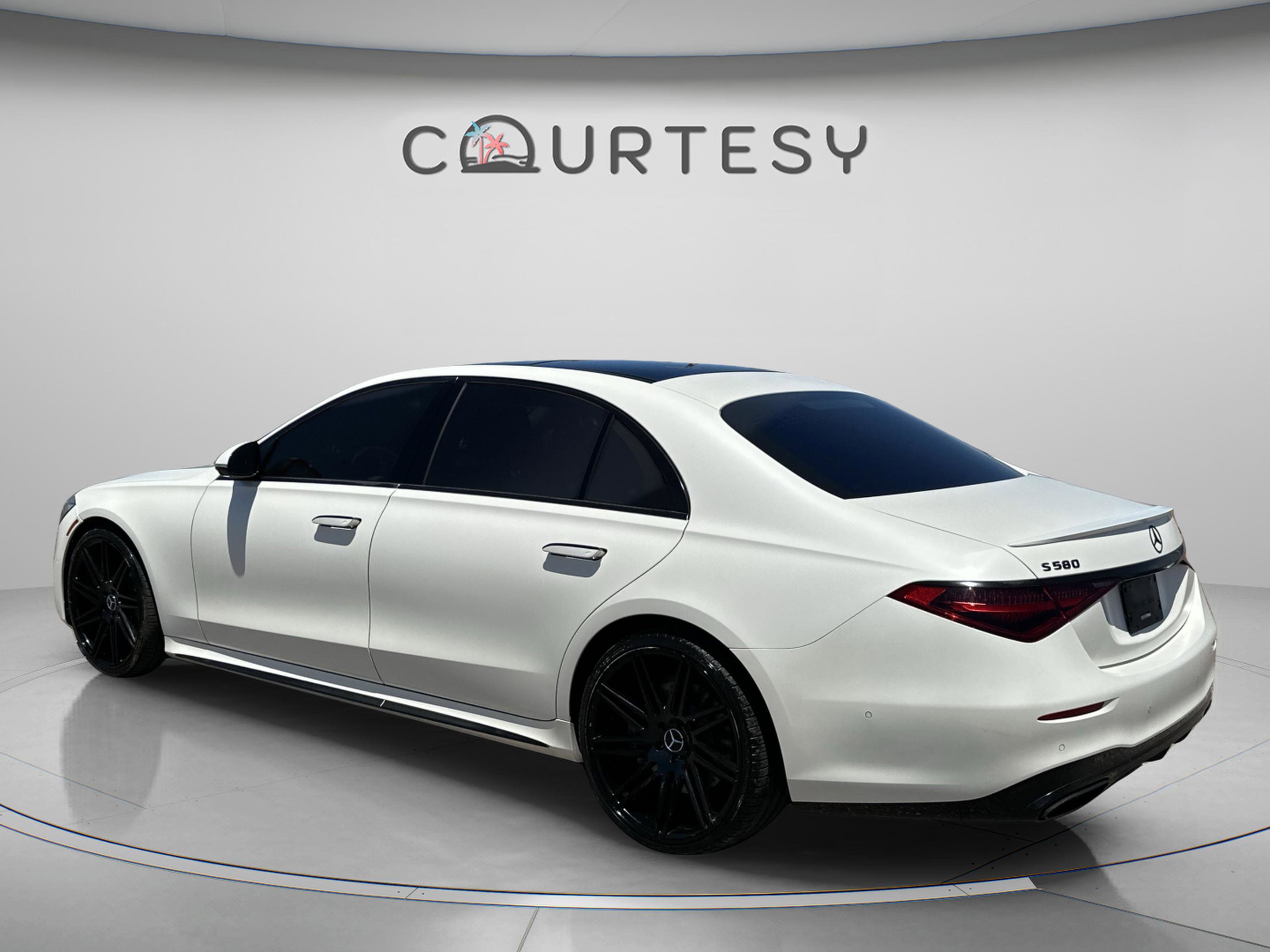 Used 2022 Mercedes-Benz S 580 4MATIC Sedan image 3