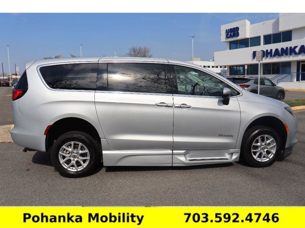 Used 2023 Chrysler Voyager LX image 10