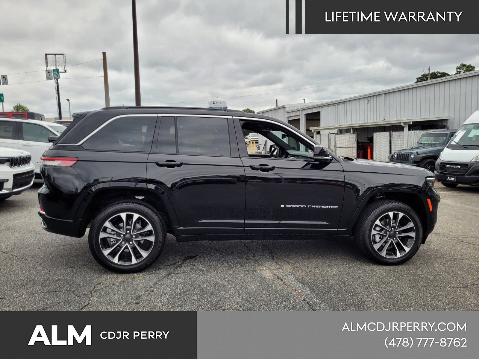 New 2025 Jeep Grand Cherokee Overland w/ Luxury Tech Group IV AWD/4WD image 16
