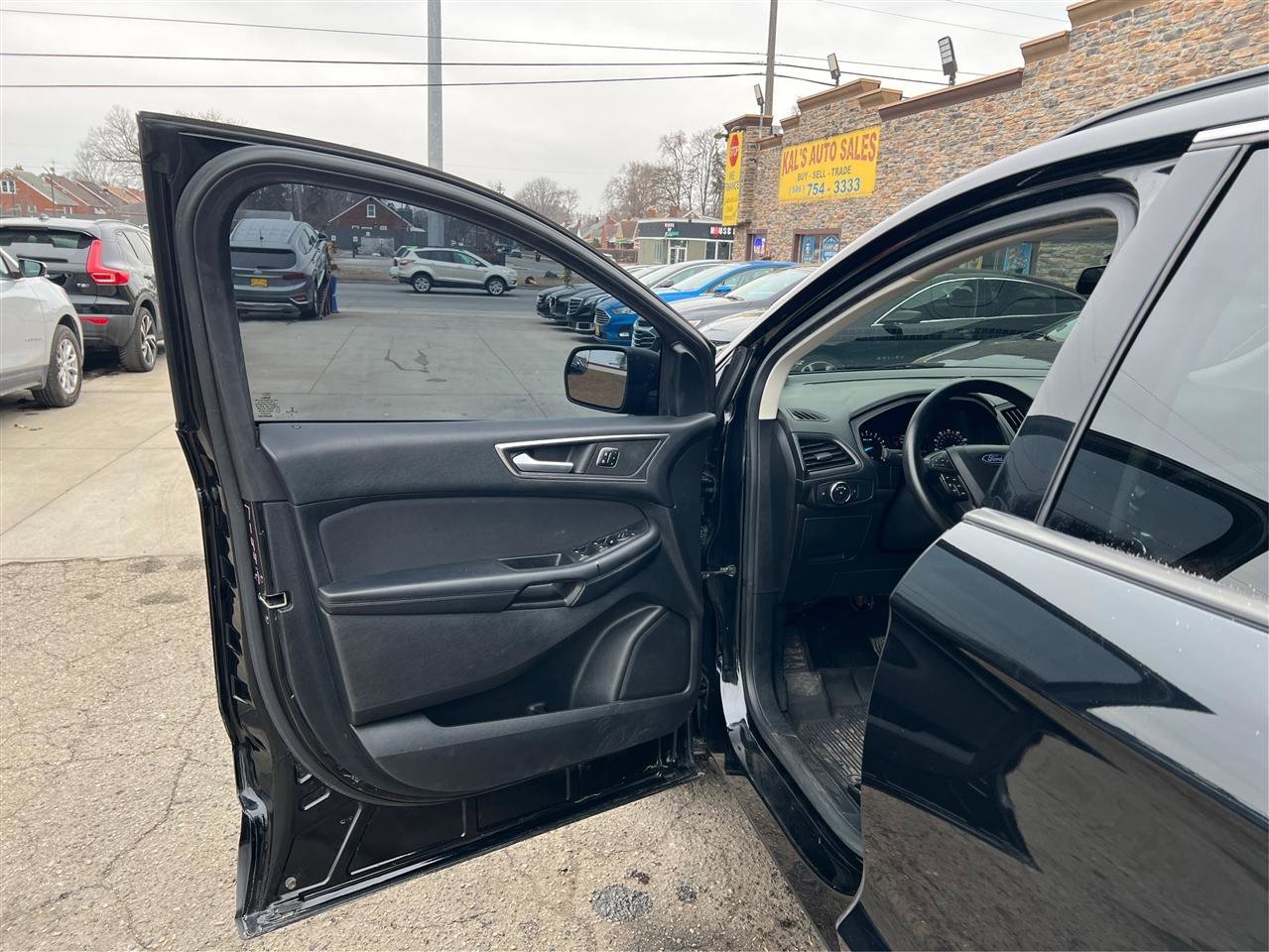 Used 2018 Ford Edge SE image 27