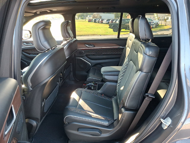 Used 2025 Jeep Grand Cherokee L Summit w/ Obsidian Package AWD/4WD image 10