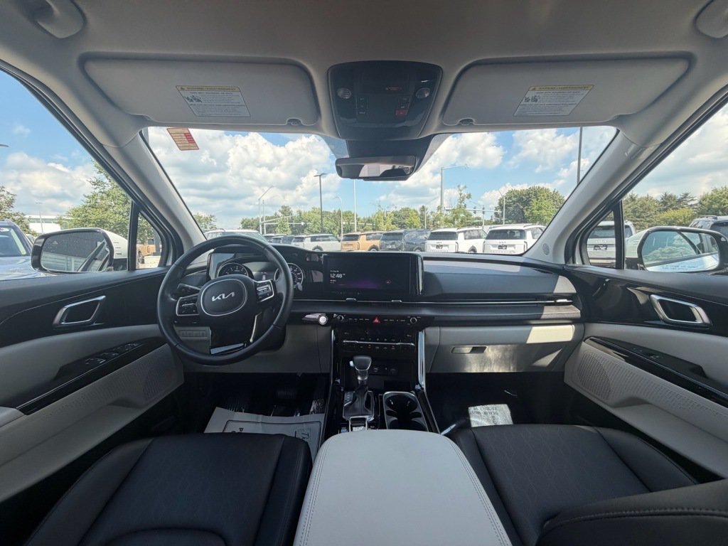 Used 2024 Kia Carnival EX FWD image 9