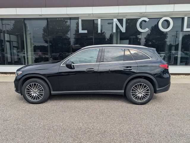 Used 2025 Mercedes-Benz GLC 300 4MATIC image 3