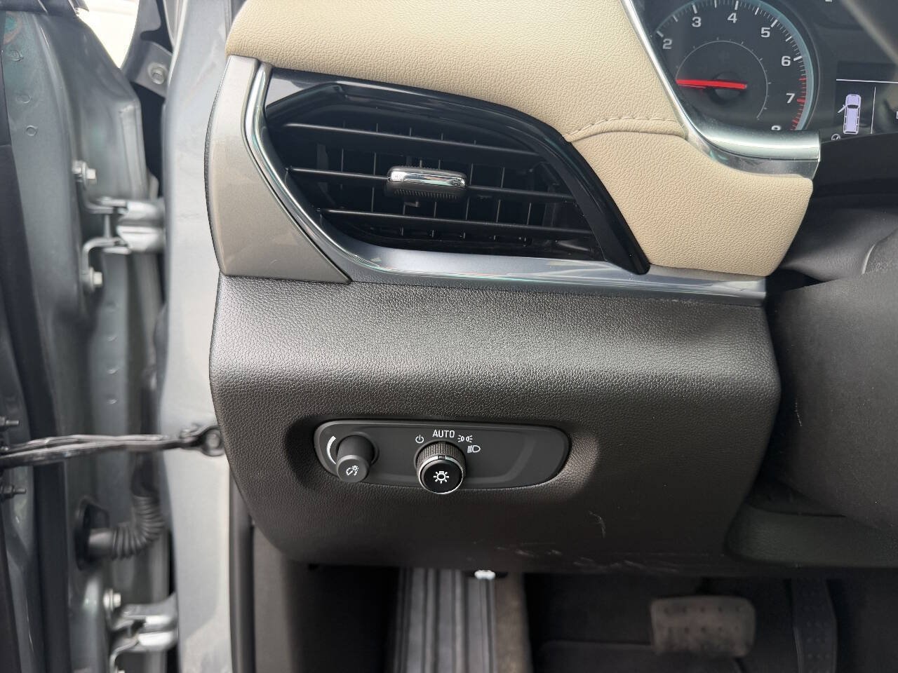 Used 2023 Chevrolet Traverse LS AWD/4WD image 14