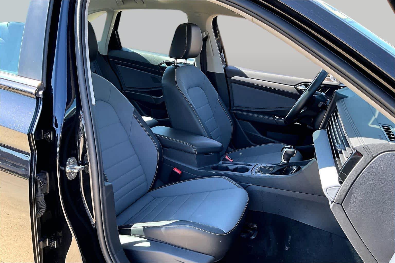 Used 2025 Volkswagen Jetta SE FWD image 8