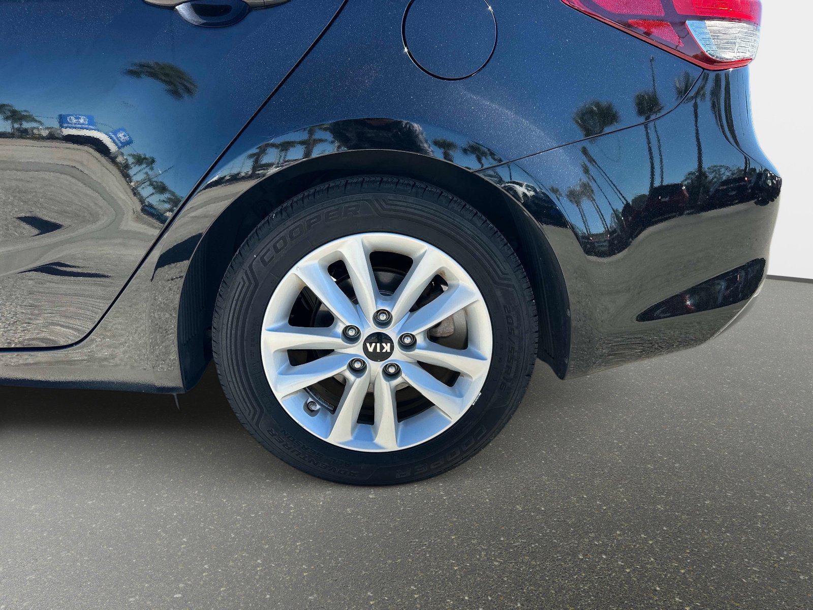 Used 2017 Kia Forte S w/ S Premium Package image 10