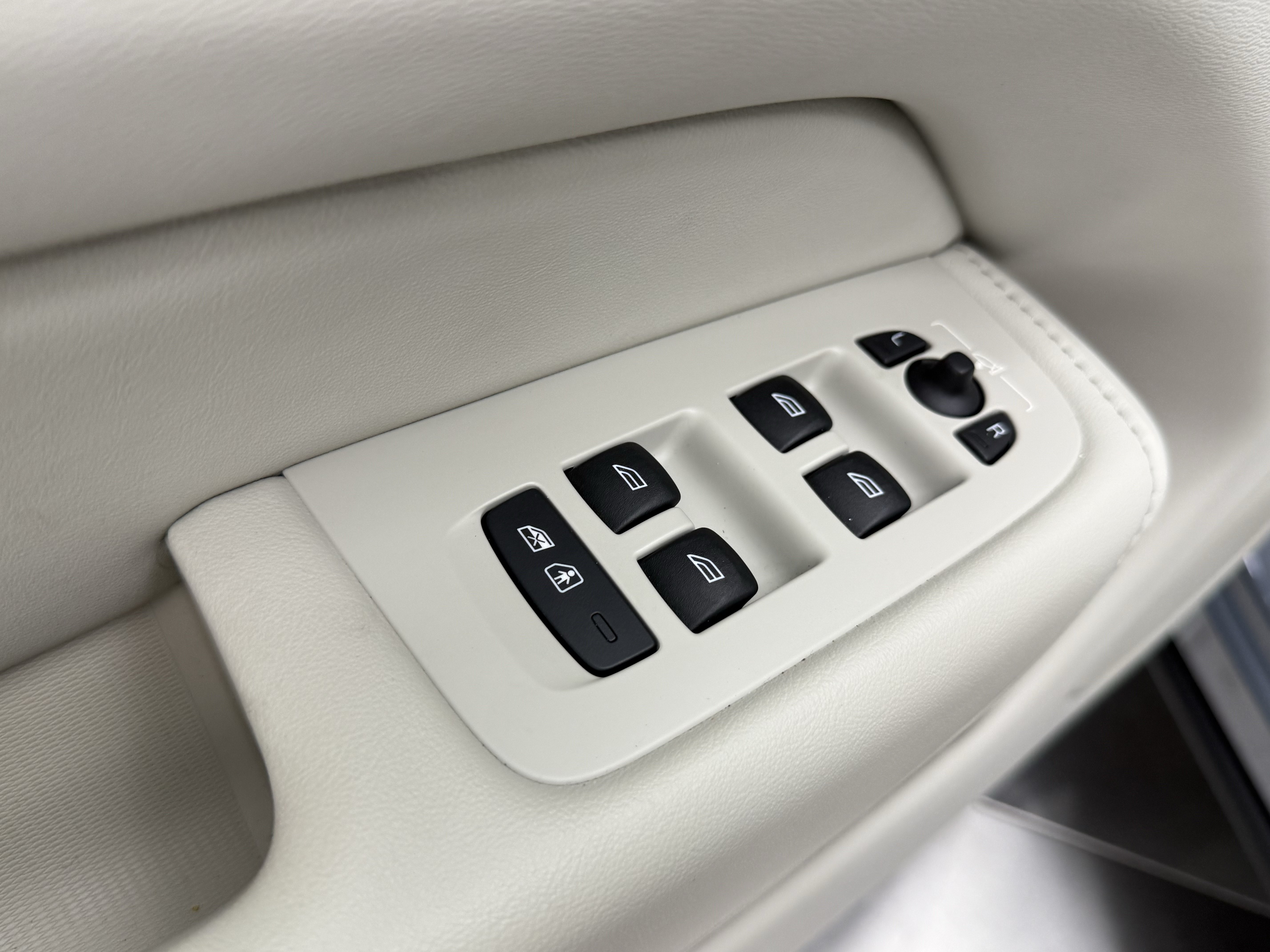 Certified 2023 Volvo XC60 B5 Plus w/ Climate Package FWD image 11