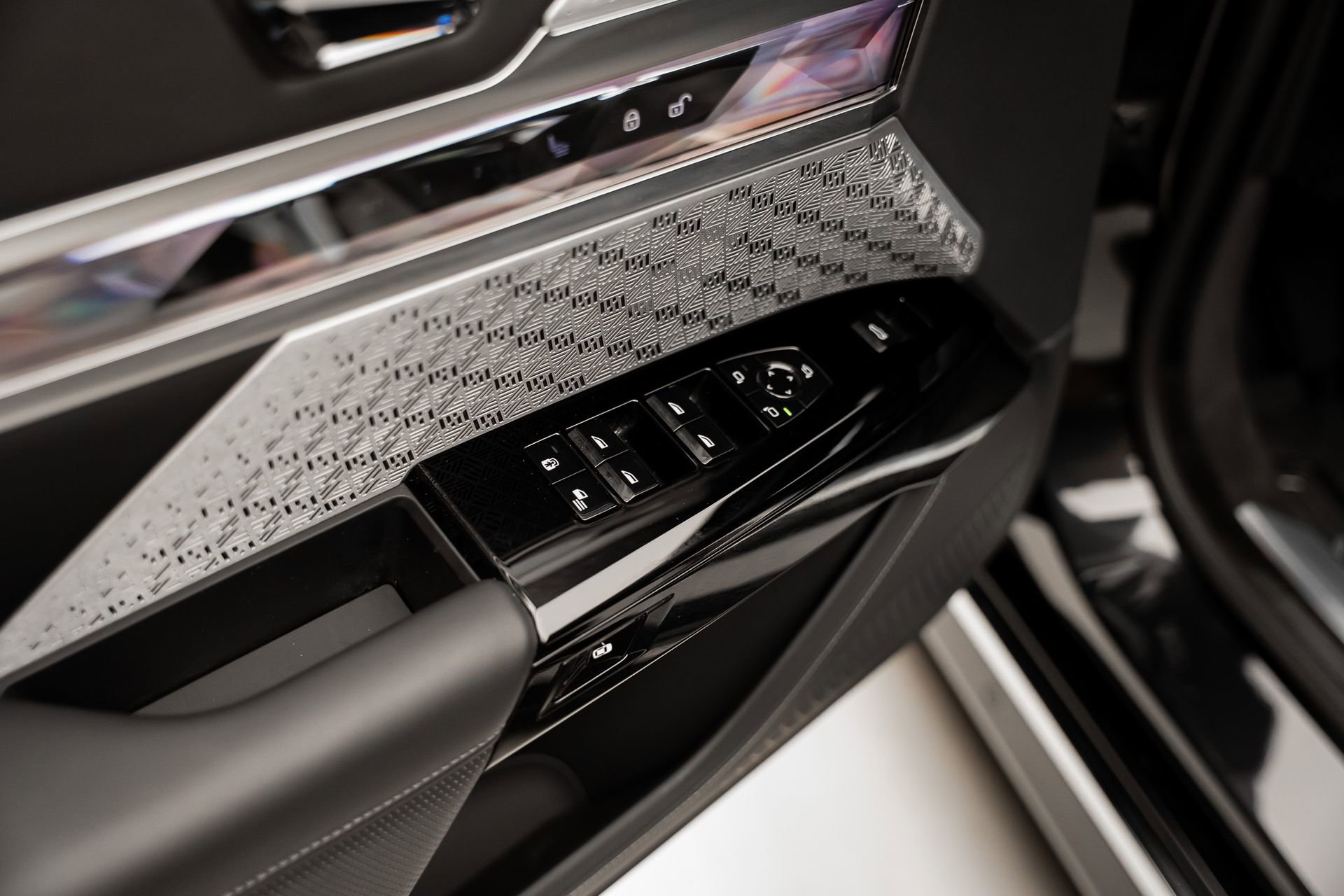 Used 2024 BMW i7 xDrive60 w/ Executive Package image 56