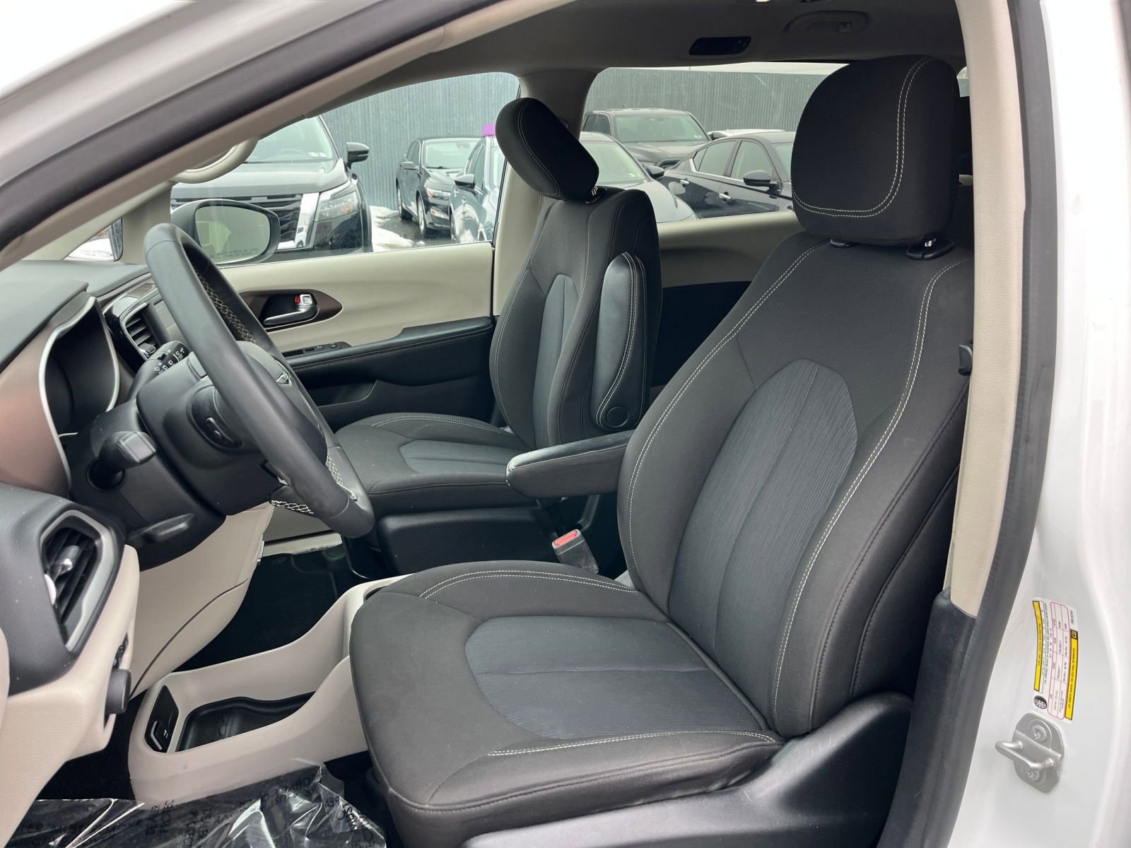 Used 2023 Chrysler Voyager LX image 38