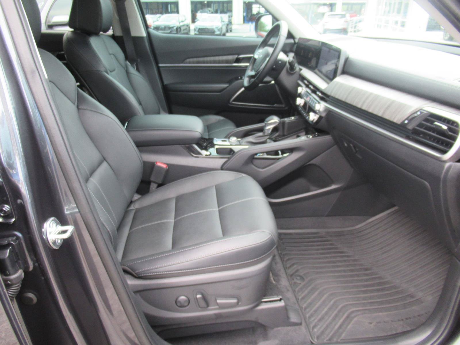 Used 2024 Kia Telluride EX w/ EX Captain's Chair Package FWD image 11