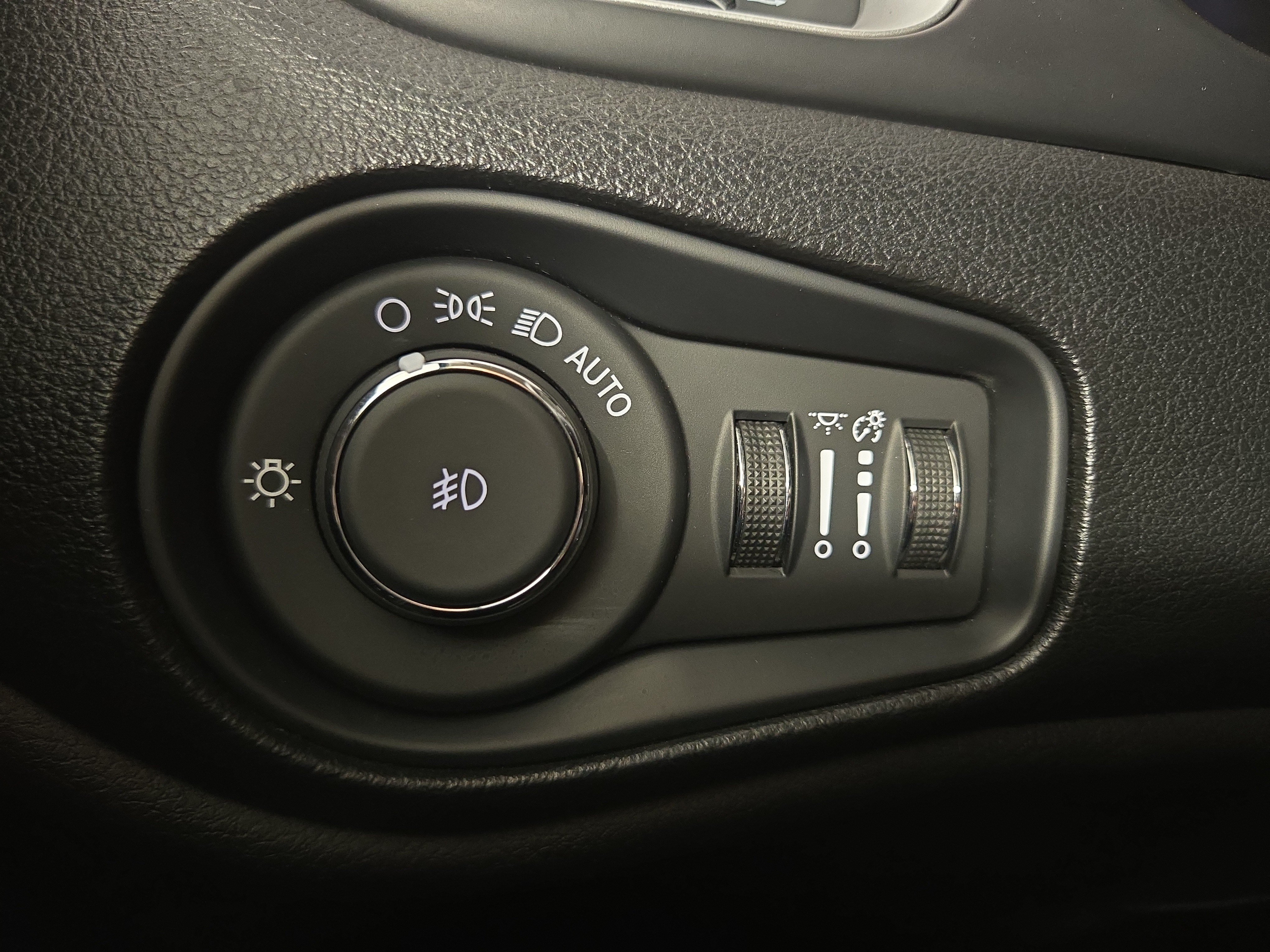 Used 2020 Jeep Renegade Latitude w/ Cold Weather Group AWD/4WD image 23