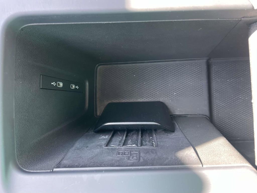 Certified 2025 Volkswagen Tiguan SE FWD image 28