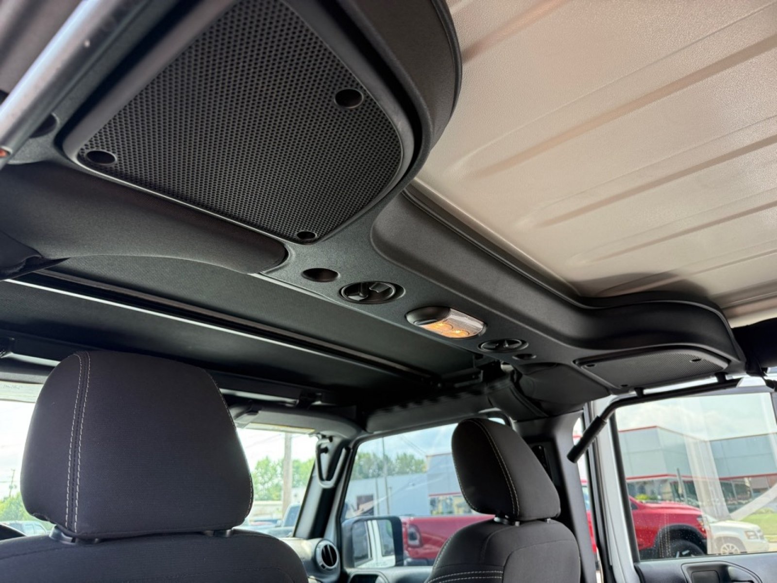 Used 2018 Jeep Wrangler Unlimited Sahara AWD/4WD image 31