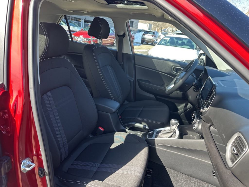 Certified 2025 Hyundai Venue SEL image 24