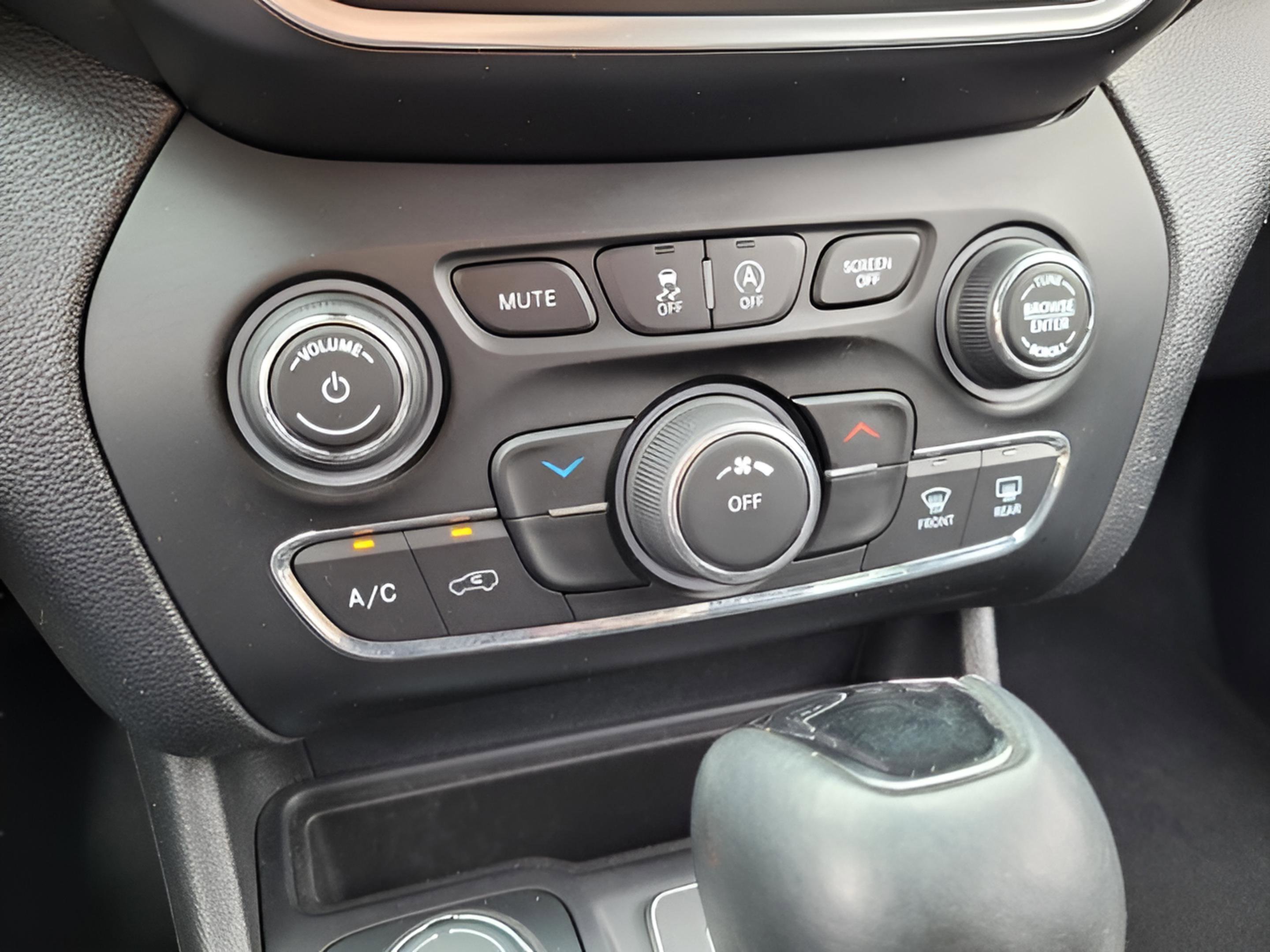 Used 2020 Jeep Cherokee Latitude Plus image 19