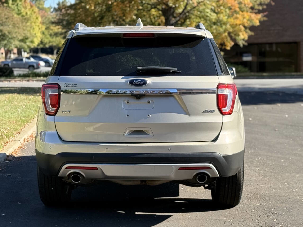 Used 2017 Ford Explorer XLT w/ Equipment Group 202A AWD/4WD image 5