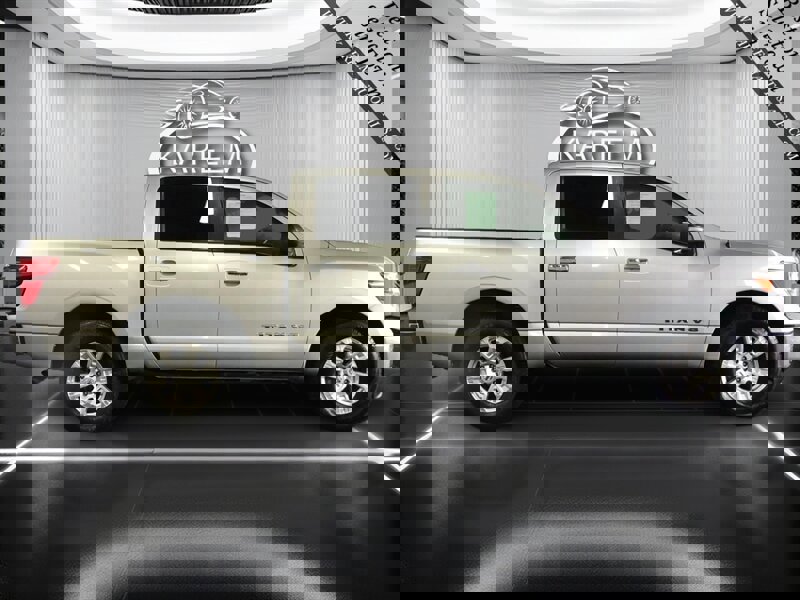 Used 2018 Nissan Titan SV image 4