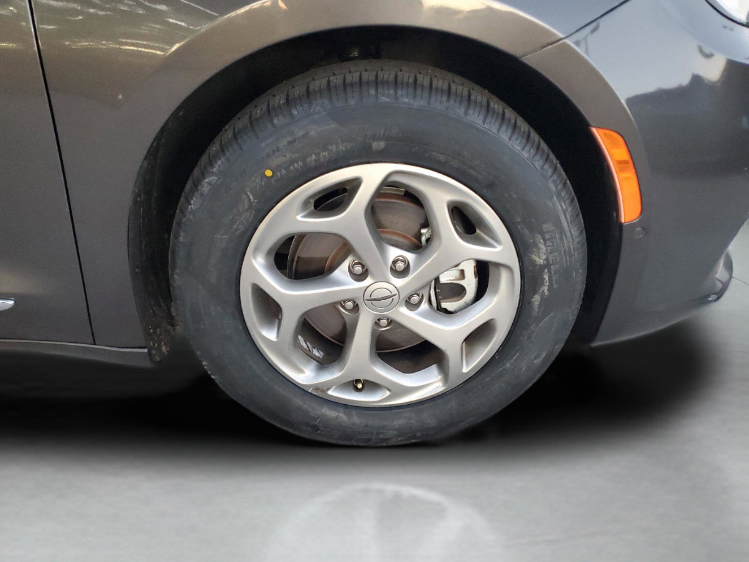 Certified 2022 Chrysler Pacifica Limited FWD image 28