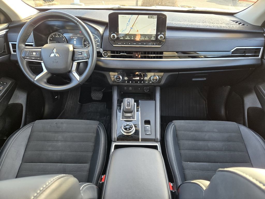 Used 2024 Mitsubishi Outlander SE image 2