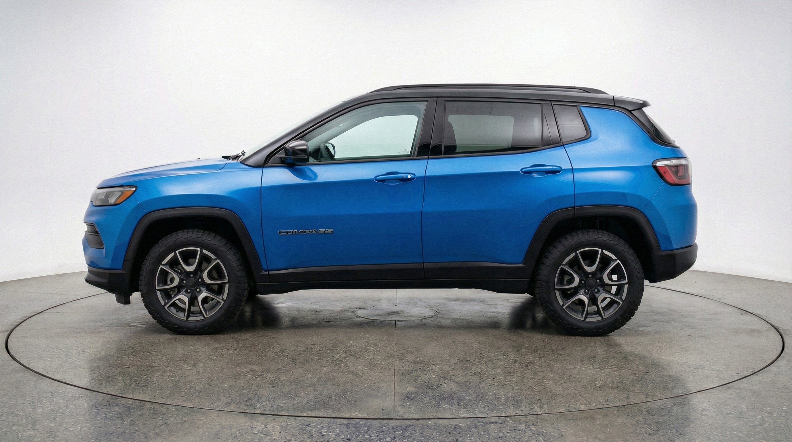Used 2025 Jeep Compass Trailhawk AWD/4WD image 5
