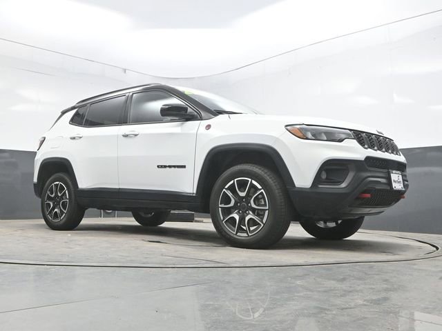 Used 2025 Jeep Compass Trailhawk AWD/4WD image 33