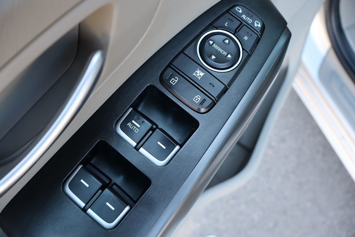 Used 2015 Kia Sedona LX w/ LX Convenience Package image 26