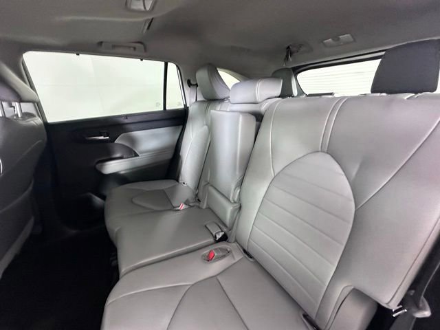 Used 2023 Toyota Highlander XLE AWD/4WD image 18