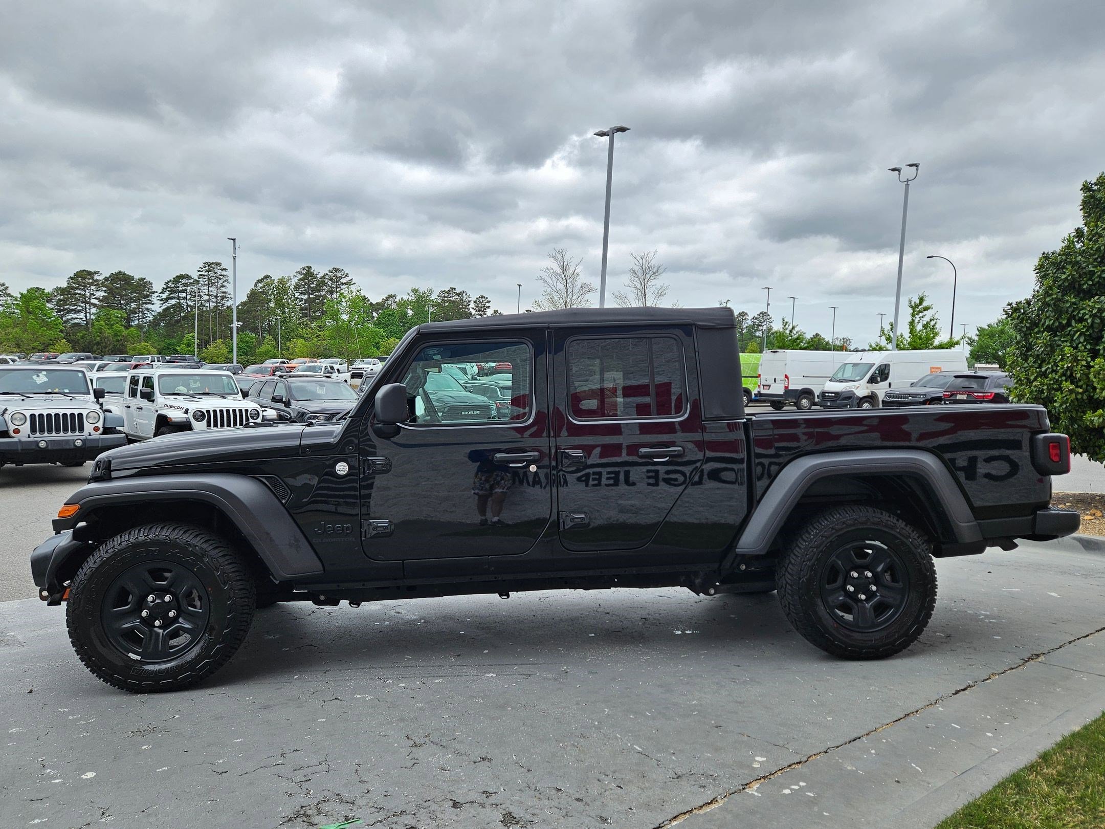 Used 2021 Jeep Gladiator Sport image 4