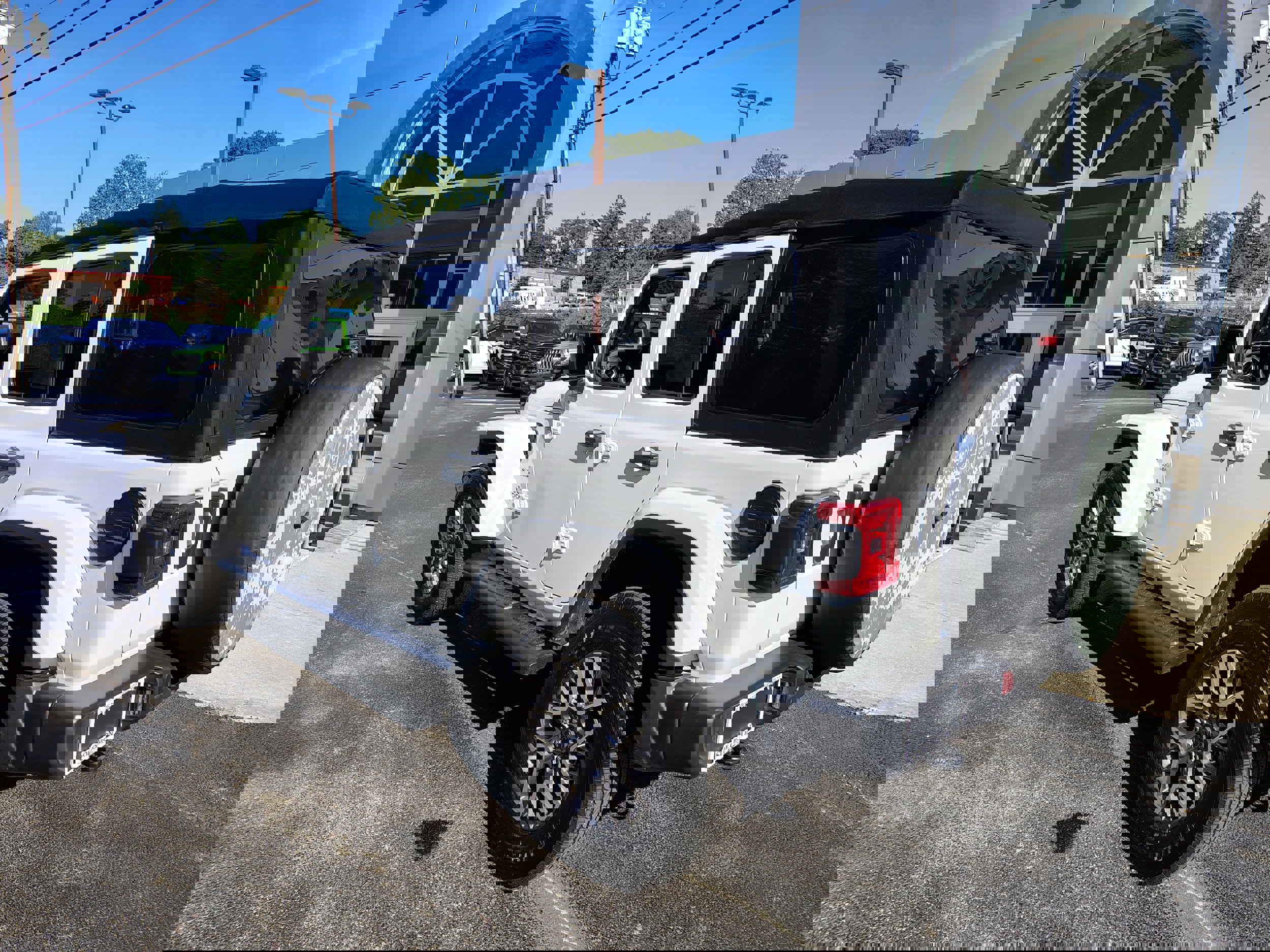 Certified 2024 Jeep Wrangler Sahara w/ Technology Group image 11